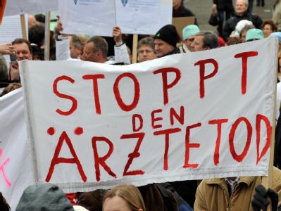 Die Ärzte-Gewerkschaft Marburger Bund sieht die letzte Chance für eine Einigung ohne Streik. Ärzteprotest in München