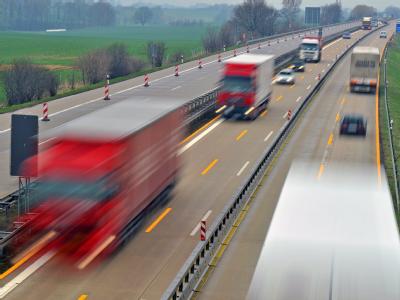 Die Werte für den Lärmschutz an schon bestehenden Bundesstraßen und Autobahnen sollen um drei Dezibel gesenkt werden. Lärmschutz an Autobahnen