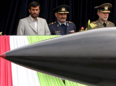 Irans Präsident Ahmadinedschad bei einer Militärparade in Teheran (Archiv). Ahmadinedschad bei Militärparade
