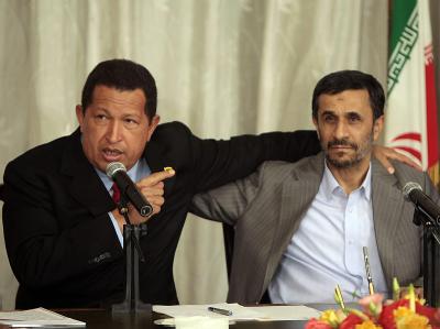 Wegen der Sanktionen von USA und EU gegen Iran setzt Mahmud Ahmadinedschad auf alte Freunde wie Hugo Chávez. Foto: Miraflores Press/Archiv Chávez und Ahmadinedschad