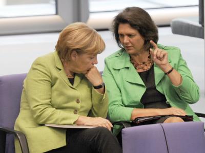 Keine Kritik am Stil der Kanzlerin: Merkel und Landwirtschaftsministerin Aigner im Plenarsaal des Bundestages. (Archiv) Merkel und Aigner