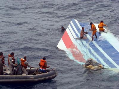 Ein Wrackteil der abgestürzten Air-France-Maschine AF 447: Experten ist es unverständlich, warum die Piloten das Flugzeug nach oben gezogen haben, obwohl sie es nach unten hätten steuern müssen. (Archivfoto vom 08.06.2009). Todesflug AF 447