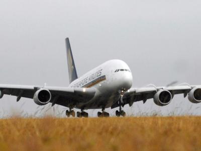 Angeschmorte Kabel unter einer Toilette haben an Bord eines Riesenfliegers vom Typ Airbus A 380 Feueralarm ausgelöst. A380