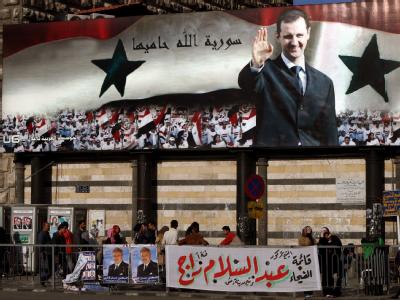 Auf einem gigantischen Poster grüßt Syriens Präsident Baschar al-Assad vor den Parlamentswahlen 2007. Baschar al-Assad