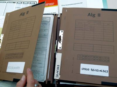 Die nordrhein-westfälische SPD-Chefin Hannelore Kraft hat die Bundesregierung aufgefordert, auf das zu viel gezahlte Kindergeld an Hartz-IV-Familien zu verzichten. ALG-II-Anträge