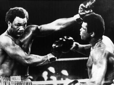 Muhammad Ali (r.) im historischen Schlagabtausch mit seinem Kontrahenten George Foreman am 30.10.1974 in Kinshasa. Ali und Foreman