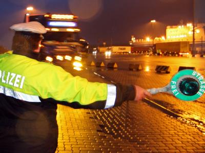 Polizeibeamte bei einer Alkoholkontrolle am Hafen von Travemünde (Archiv). Alkoholkontrolle