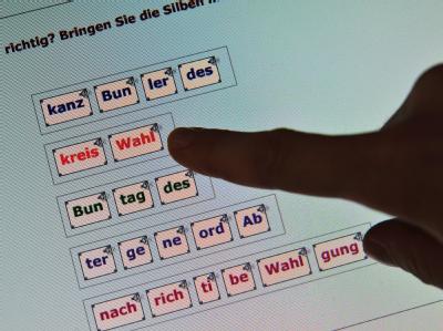 An der Volkshochschule in Frankfurt werden Analphabeten im Rahmen von Alphabetisierungskursen auf die Wahl vorbereitet (Archivfoto). Wahlhilfe für Analphabeten