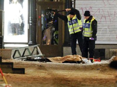 Zwei Polizisten fotografieren am 11.12.2010 in Stockholm den Sprengstoffattentäter in der Innenstadt von Stockholm. (Archivbild) Stockholm-Anschlag
