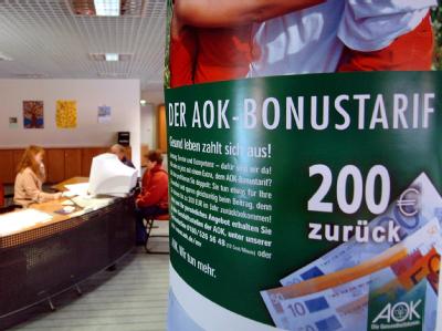 Von Beitragssenkungen ist hier schon lange nicht mehr die Rede: Servicezentrum der AOK in Schwerin. Foto: Jens Büttner/Archivbild vom 27.10.2004) Krankenkasse