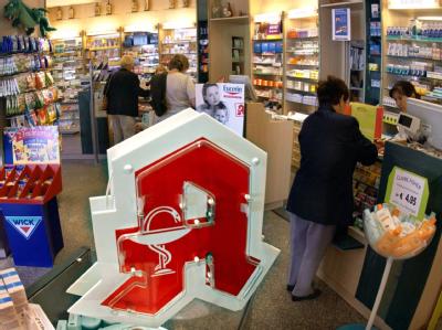 Blick in den Verkaufsraum einer Schweriner Apotheke. Foto: Jens Büttner/Archiv Apotheke