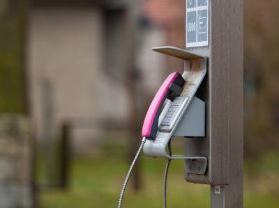 Die katholische Kirche hat eine Telefon-Hotline zu sexuellem Missbrauch gestartet. Telefonzelle
