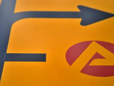 Ein Schild weist den Weg zur Agentur für Arbeit. Die Arbeitsagentur will Langzeitarbeitslose zu Erziehern ausbilden, wenn diese das selbst wünschen. Foto: Hendrik Schmidt / Archiv Agentur für Arbeit