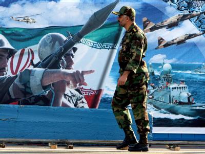 Propagandaplakate in Teheran (Archiv): Die iranischen Revolutionsgarden üben die Verteidigung der umstrittenen Atomanlagen des Landes. Propagandaplakate in Teheran