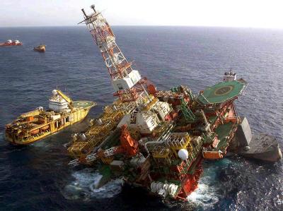 Die Ölplattform P-36, die etwa 120 Kilometer vor der Atlantikküste Brasiliens lag, geriet im März 2001 nach Explosionen in Schräglage und sank wenige Tage später. Sinkende Ölbohrplattform