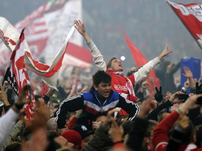 Schnell war der Rasen in Düsseldorf voll. Foto: Marius Becker Versammelt