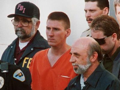 Timothy McVeigh wird im April 1995 von FBI-Beamten abgeführt. Sechs Jahre später wurde er durch eine Giftspritze hingerichtet. Timothy McVeigh