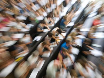 Über das «Deutschland-Stipendium» sollen leistungsstarke Studenten monatlich 300 Euro erhalten - unabhängig vom Einkommen ihrer Eltern. Hörsaal