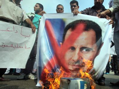 Gegner des Assad-Regimes bei einer Protestveranstaltung vor der syrischen Botschaft in Kairo. Foto: Khaled Elfiqi/Archivbild Protest gegen Assad