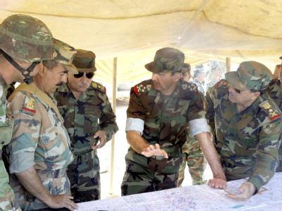 Truppenbesuch des Präsidenten Baschar al-Assad beim syrischen Militär: Angeblich sollen sich etliche Offiziere geweigert haben, in der Stadt Daraa auf Demonstranten zu schießen. (Archivbild) Syrisches Militär