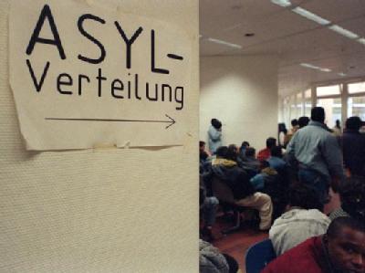 Asylbewerber in einer Ausländerbehörde (Archivfoto). Asylstelle