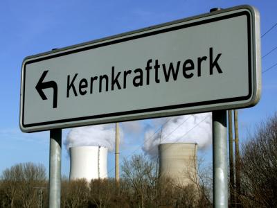 Umweltminister Röttgen führt angeblich bereits erste Gespräche mit den Energieversorgern zur Verlängerung der Laufzeiten. Hinweisschild