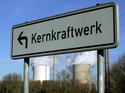 Im Konflikt um die künftige Energiepolitik hat die Strahlenschutzkommission gewarnt, bei längeren Atomlaufzeiten die Sicherheit zu vernachlässigen. Atom-Debatte
