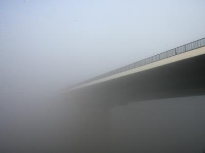 Wieder haben Unbekannte von einer Autobahnbrücke einen Wagen beworfen. Autobahnbrücke