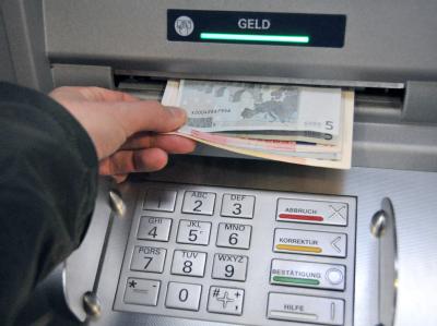 Viele Arbeitnehmer können sich über Lohnerhöhungen freuen. Geldautomat