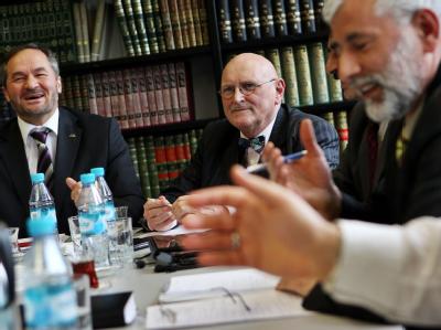 Der Sprecher des Koordinierungsrats der Muslime, Bekir Alboga (l), und der Vorsitzende des Zentralrats der Muslime Ayyub Axel Köhler (r) beraten mit Vertretern muslimischer Verbände über einen Ausstieg aus der Islamkonferenz. Beratungen über Islamkonferenz