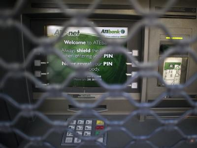 Ein geschlossener Geldautomat der ATE-Bank in Athen: Die Geldeinlagen der griechischen Banken sind auf einem Tiefstand. Foto: Arno Burgi/Archiv ATE-Bank in Athen