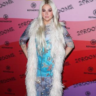 Die Amerikanerin bezeichnet David Bowie als ihre Stilikone. Die schöne Sängerin veröffentlichte ihre Make-up-Marke und ließ sich von dem Verstorbenen Musiker inspirieren. Kesha