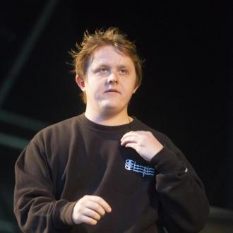 Der Musiker gibt sein Geld am liebsten für Essen aus. Deshalb wohnt er aus Kostengründen auch noch bei seinen Eltern. Lewis Capaldi