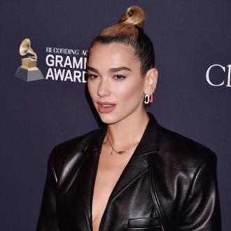 Die Musikkünstlerin möchte in Hinblick auf die Pandemie eine ''neue Welt'' um ihre anstehende Future Nostalgia-LP erschaffen. Der Star ist wegen der Krise ''emotional''. Dua Lipa