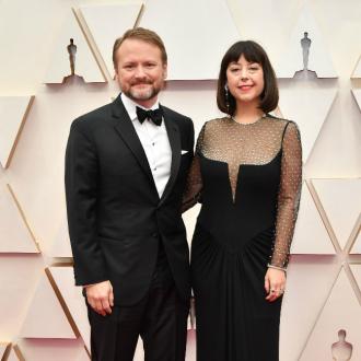 Der Regisseur scherzte bei der gestrigen Oscar-Verleihung, dass er während der Show an dem Drehbuch für 'Knives Out 2' schreiben müsse, weil er so spät dran sei. Rian Johnson mit Karina Longworth