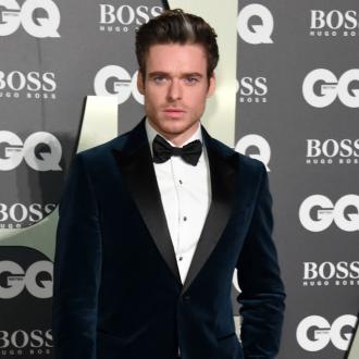 Der Star findet, dass er es nicht verdient, dass er in der Kategorie 'Most Stylish Man' gewonnen hat. Sein Stylist würde den Preis mehr verdienen als er selbst. Richard Madden