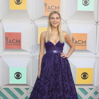 Die Sängerin hat mit Halsey an einem neuen Song gearbeitet, der auf ihrem anstehenden Album zu hören sein wird. Die Musikerin teilte die Trackliste auf ihren Plattformen. Kelsea Ballerini