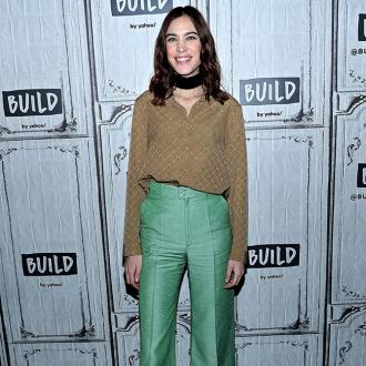 'Queer Eye'-Star Tan France zeigte dem 36-jährigen Model, wie sie die Unterwäsche richtig trägt. Alexa Chung