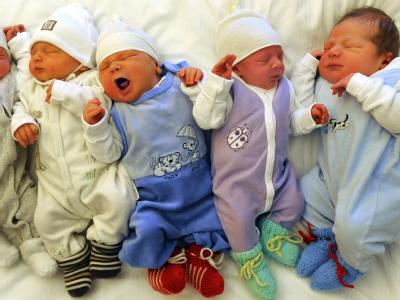 Mehr davon: Immer weniger schwangere Frauen in Deutschland treiben ab. Foto: Waltraud Grubitzsch Babys