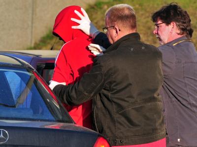 Der 30-jährige Täter wird abgeführt. Festnahme in Bad Langensalza