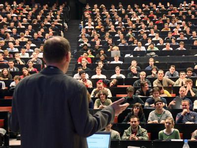 Die von der Bundesregierung geplante Bafög-Erhöhung droht an den Ländern zu scheitern. Hörsaal
