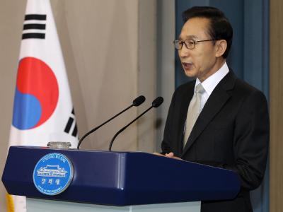 Der konservative südkoreanische Präsident Lee Myung Bak will den Nordkoreanern helfen. (Archivbild) Lee