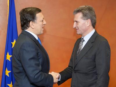 EU-Kommissionspräsident Barroso unterstützt EU-Energiekommissar Oettinger bei der Forderung nach strengen AKW-Stresstests. (Archivbild) Barroso und Oettinger