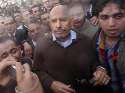 Der ägyptische Friedensnobelpreisträger Mohammed El Baradei (Mitte) inmitten einer Menge von Demonstranten. Nun ist er unter ist unter Hausarrest gestellt worden. El Baradei