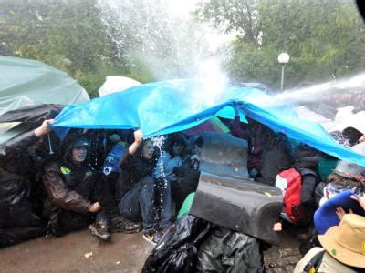 Obwohl die Polizei mit Wasserwerfern, Reizgas und Pfefferspray gegen die Demonstranten vorgeht, kommen die Schwaben in Scharen in den Schlossgarten um gegen die Abholzung wegen des umstrittenen Bahnprojekts Stuttgart 21 zu protestieren. Demonstranten