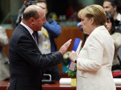 Traian Basescu im Gespräch mit Angela Merkel bei einem EU-Gipfel in Brüssel. Foto: Olivier Hoslet/Archiv Basescu und Merkel