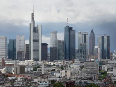 Das dreigliedrige System aus privaten Banken, Volks- und Raiffeisen-Banken sowie öffentlich-rechtlichen Sparkassen bleibt erhalten. Frankfurter Banken-Skyline