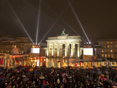 Im Zentrum der Feier: Das Brandenburger Tor erstrahlt im Glanz der Festivitäten. Fest der Einheit