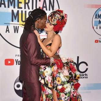 Die Rapperin und ihr Ehemann feiern ihren zweiten Hochzeitstag und beglückwünschen sich gegenseitig auf Social Media. Cardi B und Offset