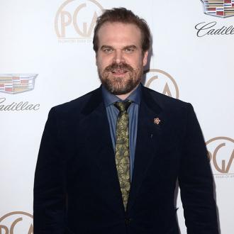 Der Schauspieler soll wieder verliebt sein. Die Gerüchte um die Laison mit der Sängerin hören nicht auf. David Harbour